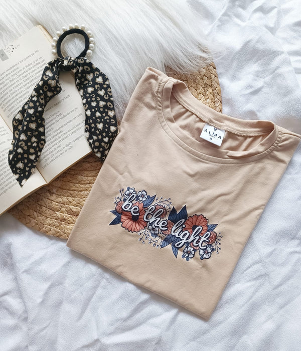 Camiseta Be The Light (Caramelo)