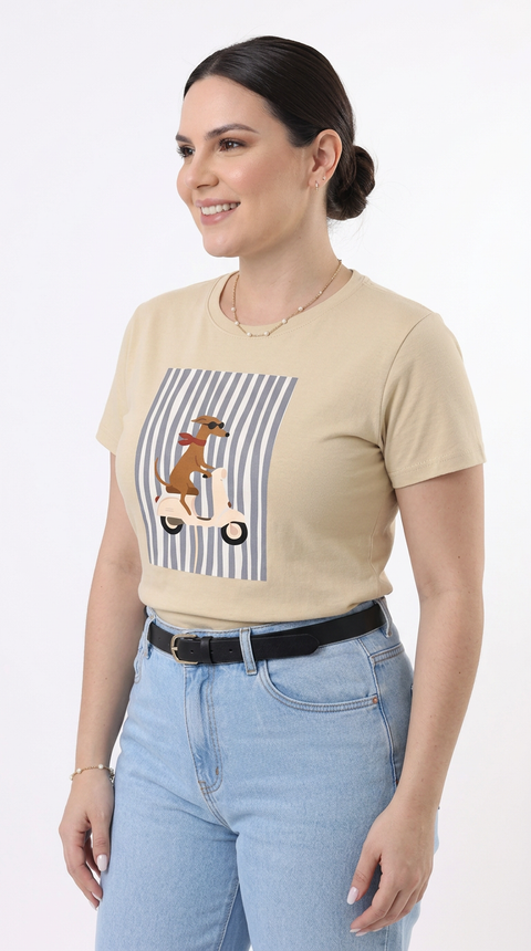 Mujer con camiseta Vespa Dog color caramelo de AlmaBasik, estampado de perrito en Vespa