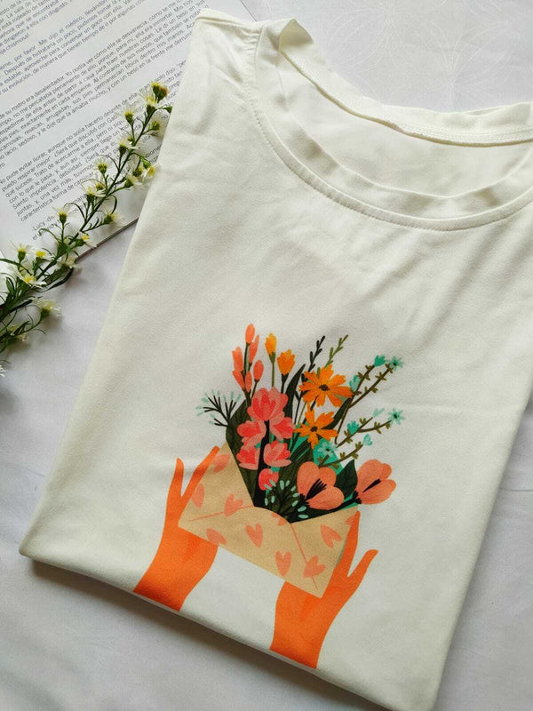 Camiseta Manos Flores